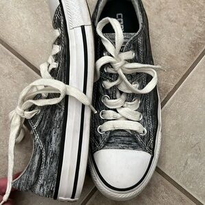 Converse low tops-barely worn!